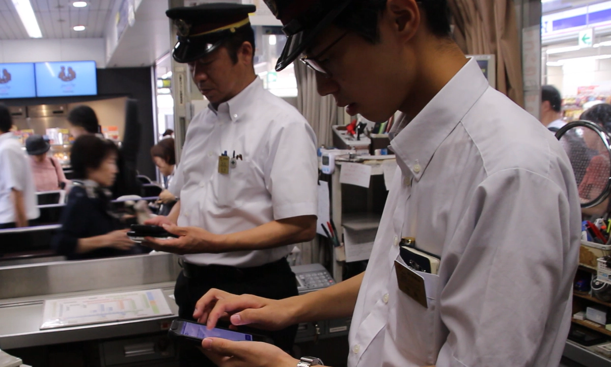 Hankyu staff using the Passenger Assistance platform.(staff using app) Hankyu staff using the Passenger Assistance platform.(staff using app)