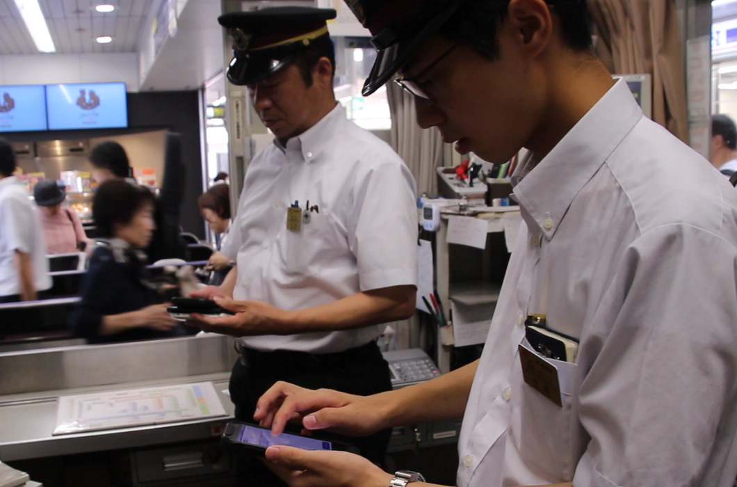 Hankyu staff using the Passenger Assistance platform.(staff using app)