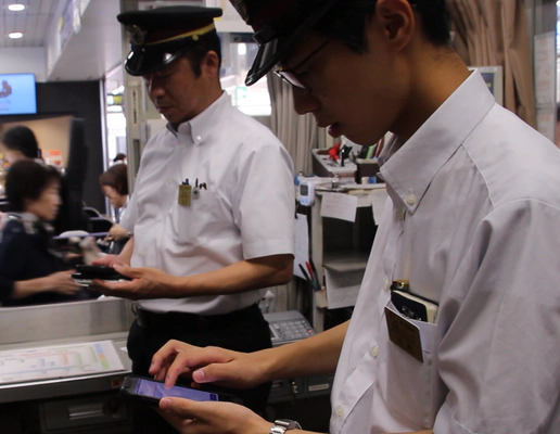 Hankyu staff using the Passenger Assistance platform.(staff using app)