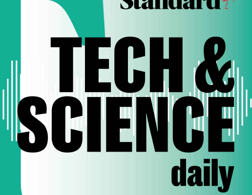 شعار البودكاست اليومي الخاص بـ التكنولوجيا والعلوم باللون الأسود على خلفية باللون الأزرق المخضر.