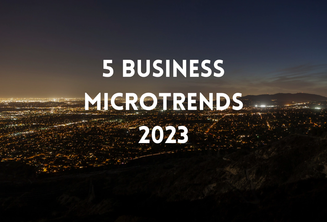 「2023年の5つのビジネス・マイクロトレンド」という文字が重ねられた、夜の街のスカイライン。