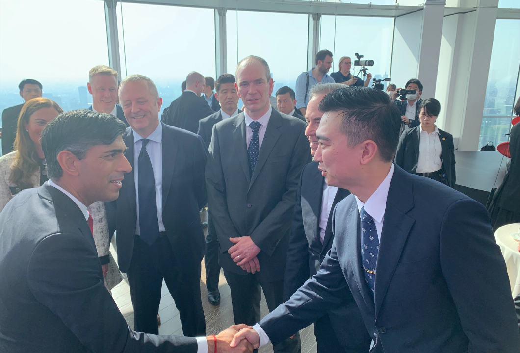 2023年のG7サミットで、イギリスのリシ・スナク首相と握手するトランスレポートのCEO、Jay Shen。