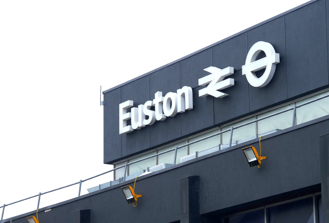 ユーストン駅の「Euston」という名前が書かれた、黒地に白の看板。