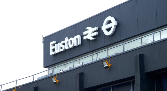 ユーストン駅の「Euston」という名前が書かれた、黒地に白の看板。